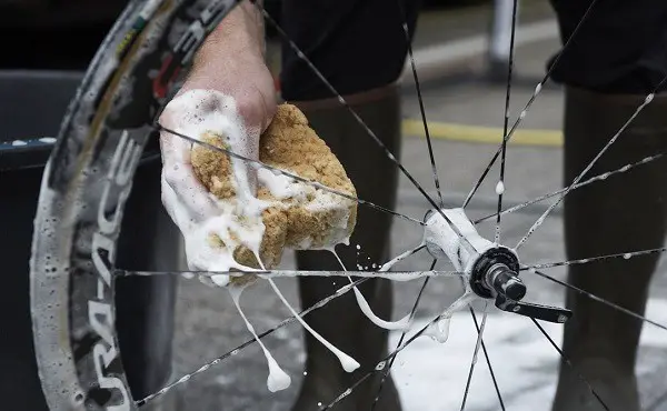 yıkarken motosiklete zarar vermemek