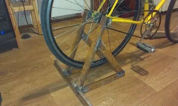 evde yaslanmış sabit bisiklet
