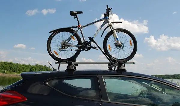 arabanın tavanında bir bisiklet
