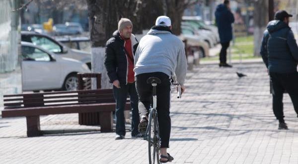 Bisikletliler kaldırımlarda sürüş yapabilir mi: Özellikler ve yasaklar